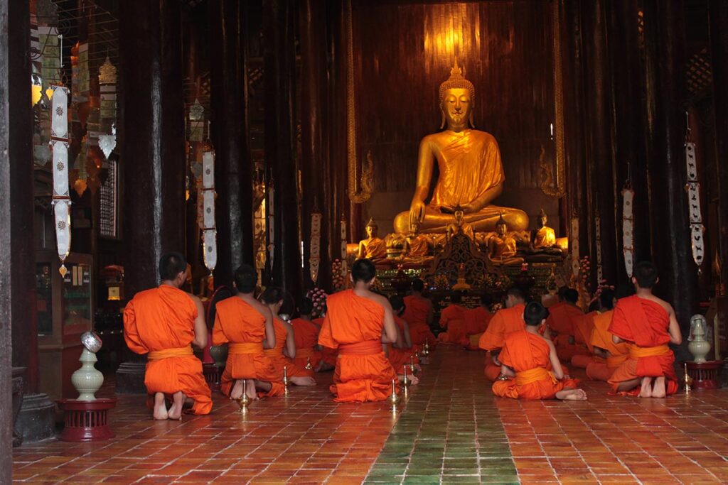 Monaci in meditazione nel Wat Phan Tao a Chiang Mai