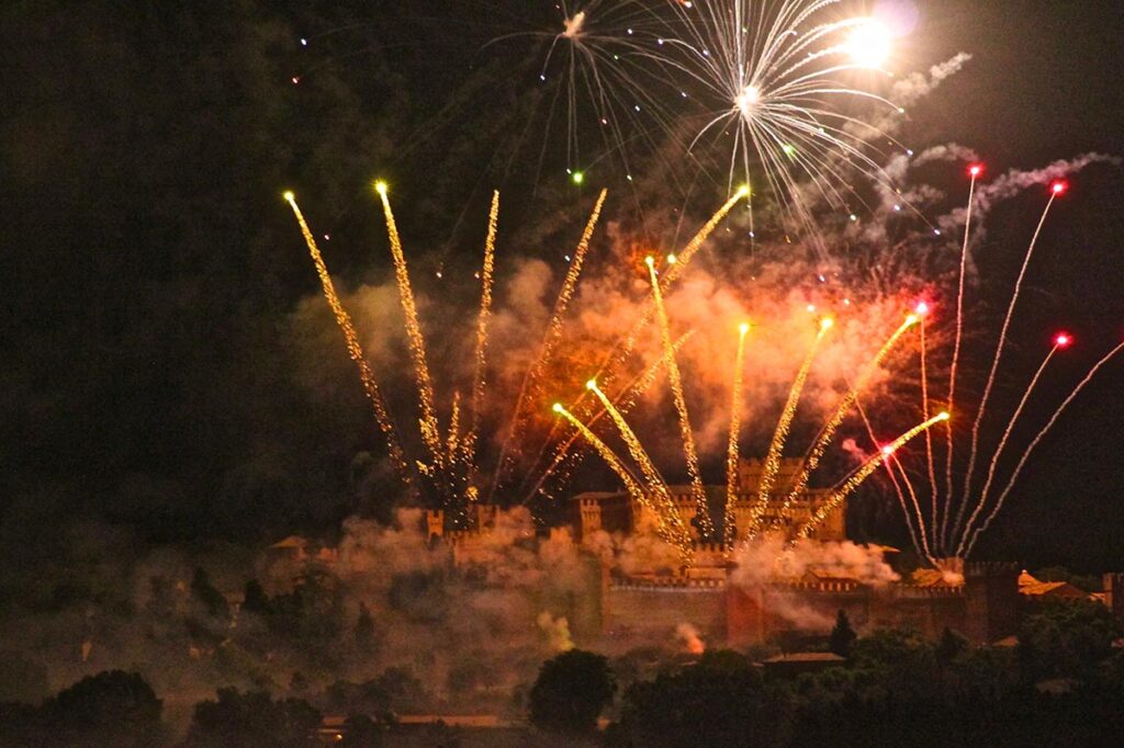 Fuochi di artificio durante la rievocazione dell'Assedio al Castello di Gradara