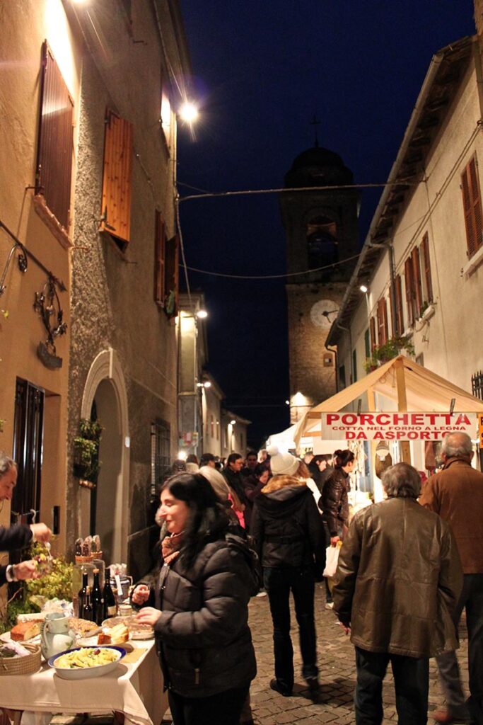 Borgo di Mondaino durante una sagra