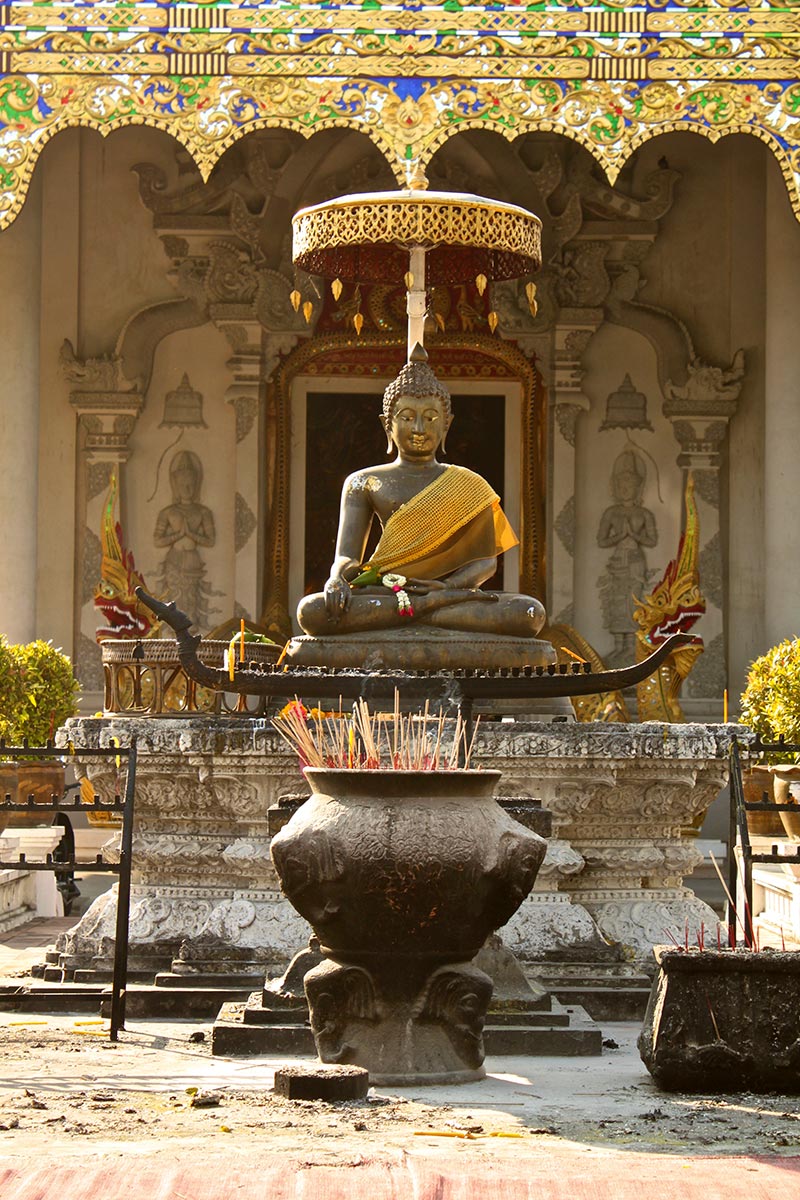 Statua del Buddha fuori da un tempio a Chiang Mai