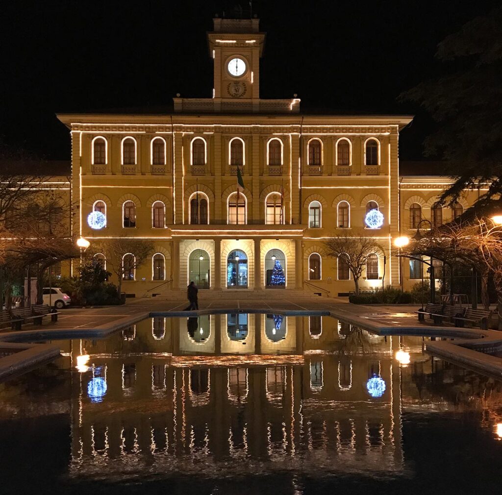 Veduta notturna del Palazzo del Comune di Cattolica