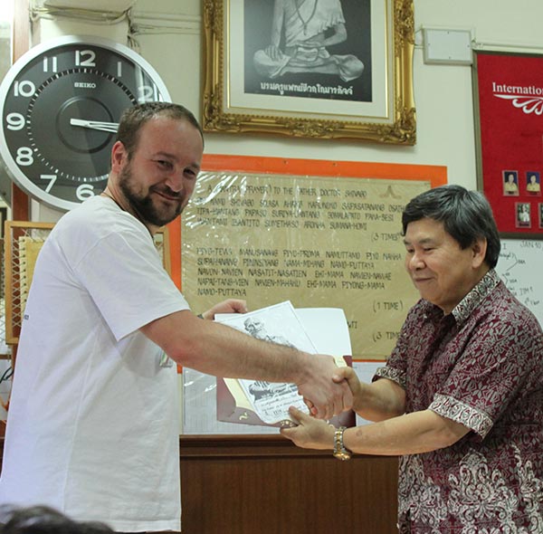 Ricevo dal Maestro Chongkol Setthakorn il Certificato di V Livello Teacher Training di Massaggio Thai all'ITM