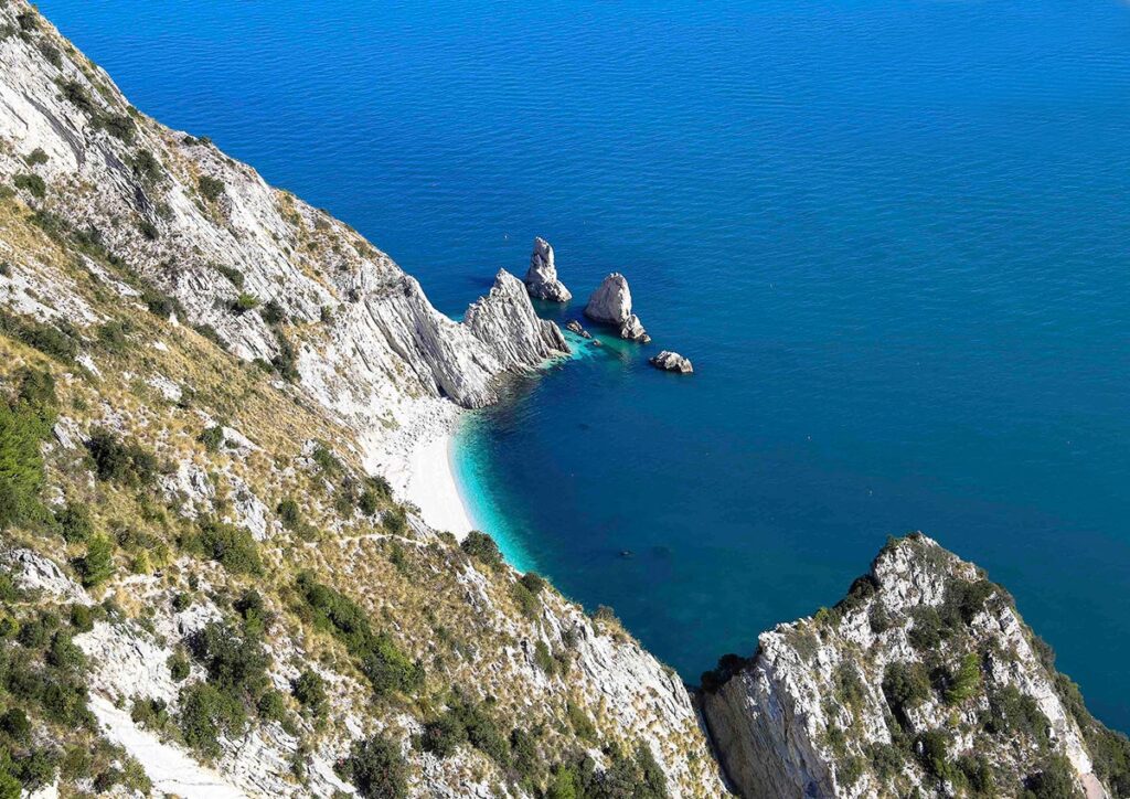 Spiaggia delle Due Sorelle con i suoi faraglioni bianchi