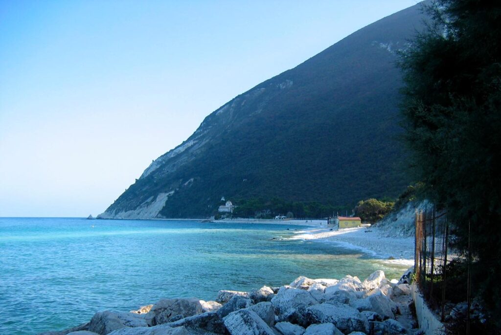 Spiaggia di Portonovo, oasi verde alle pendici del Monte Conero