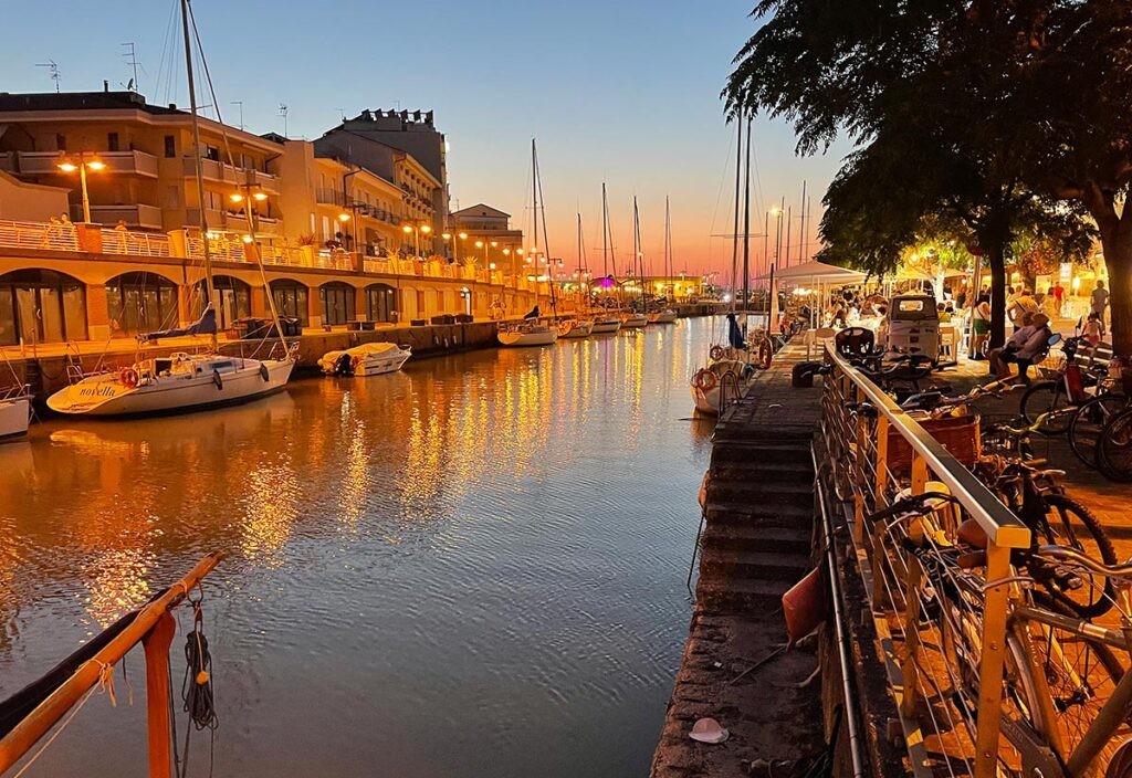 Tra le attrazioni a Gabicce Mare c'è il porto canale con i suoi numerosi ristoranti.