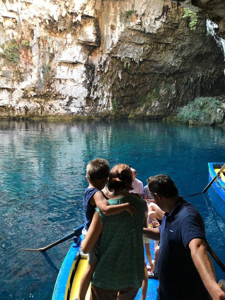 Saliamo sulla barca a remi nella grotta di Melissani