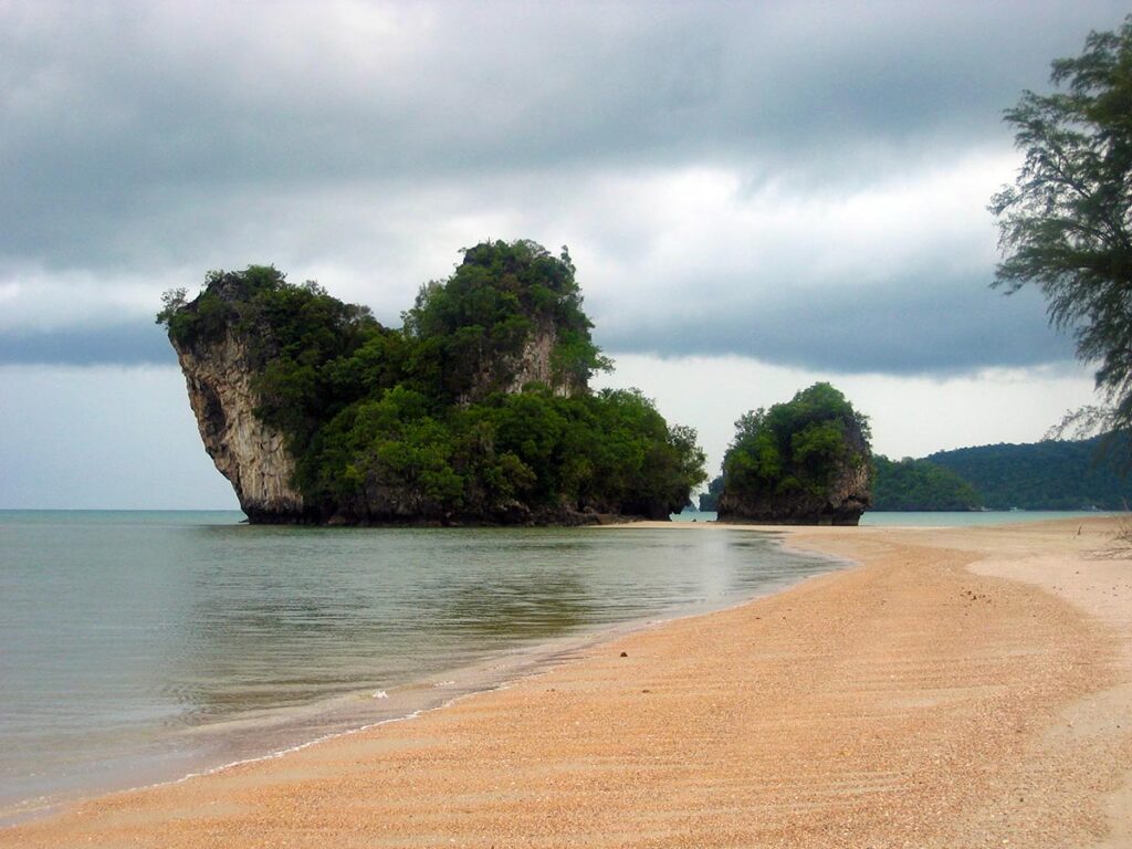 Se non sai cosa fare a Krabi, puoi visitare Hat Nopparat Thara