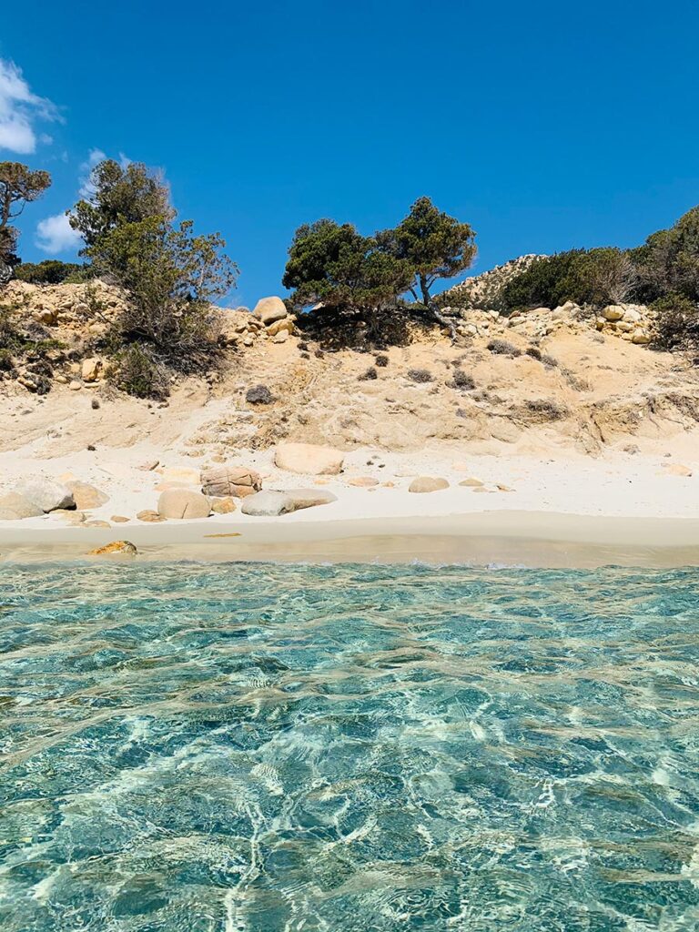 Le spiagge di Villasimius hanno colori meravigliosi: acqua turchese, sabbia bianchissima e tanto verde attorno.