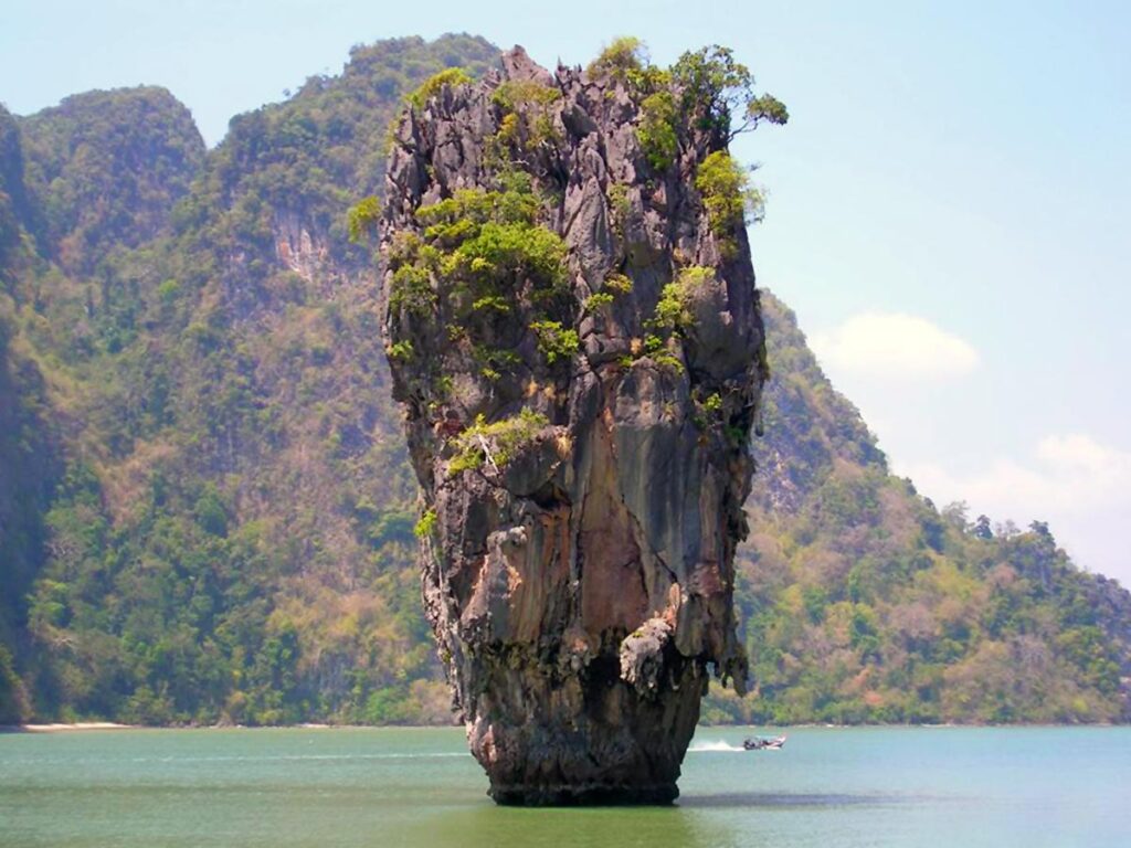 
La suggestiva James Bond Island con il caratteristico cono di roccia nel mare