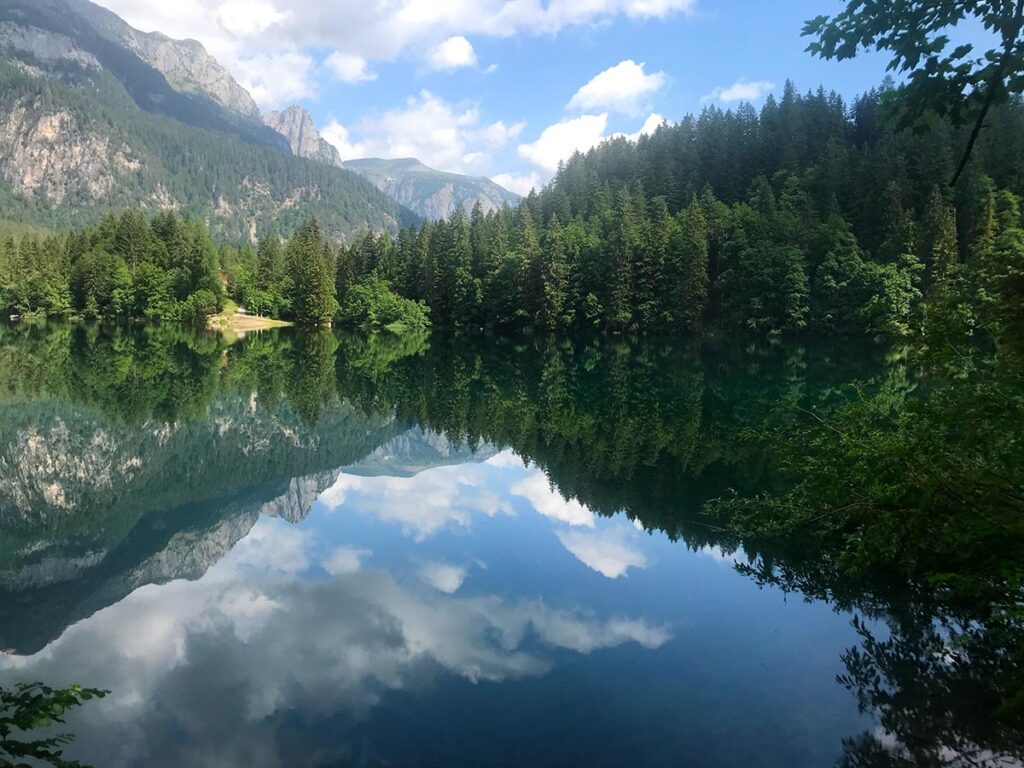 Il Lago di Tovel, una esperienza imperdibile per chi va in estate ad Andalo