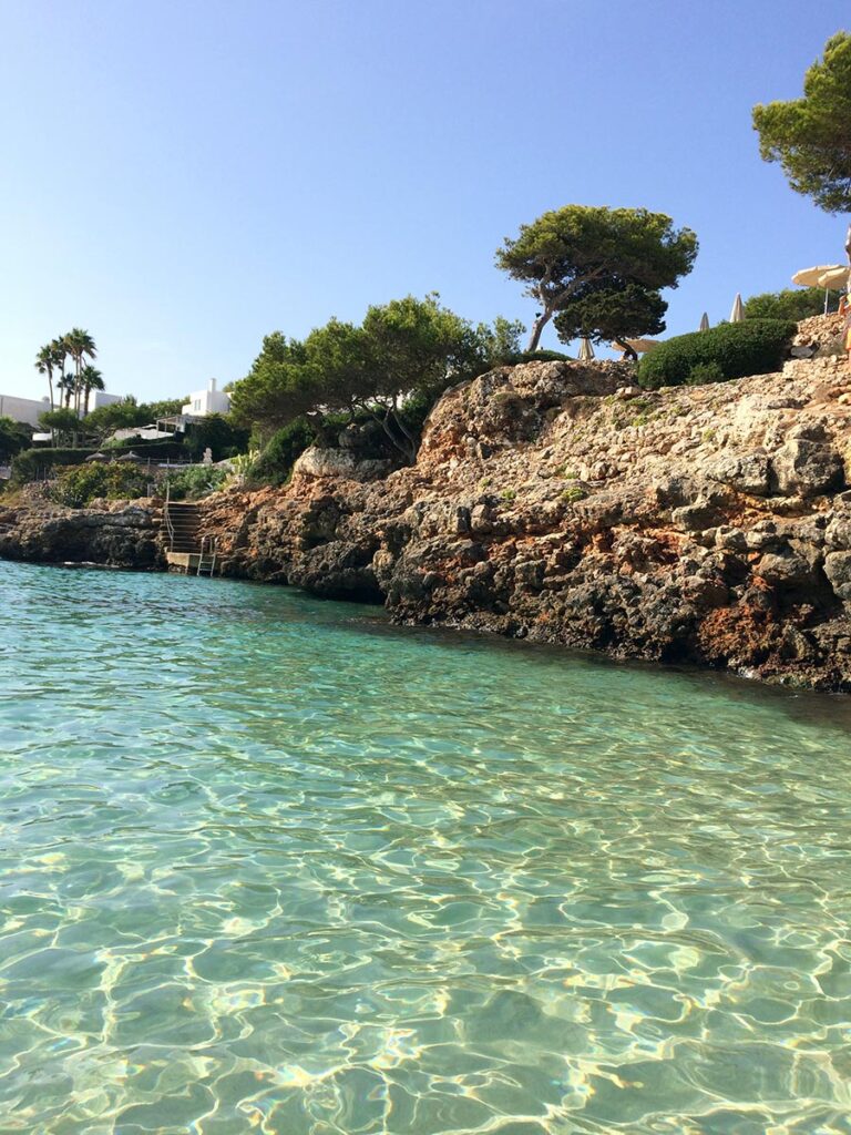 La bellissima Cala Esmeralda con l'acqua azzurro-verde che la caratterizza