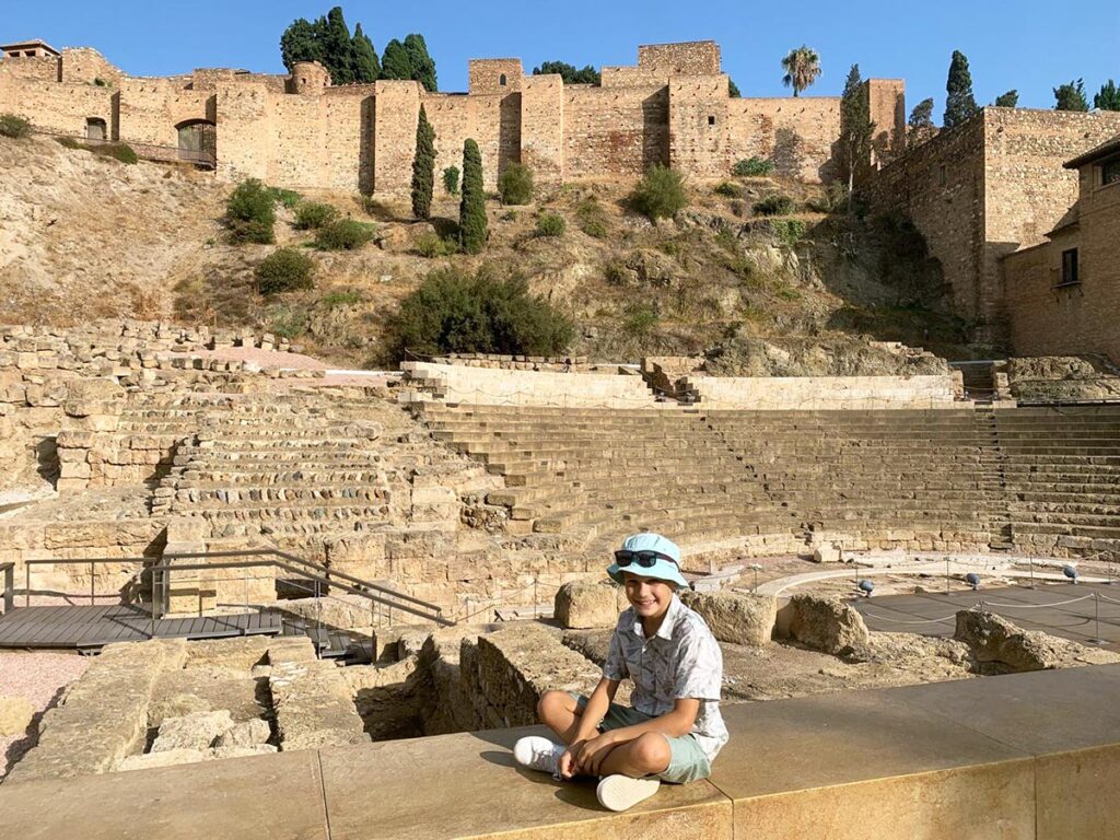 Il bellissimo teatro romano di Malaga con l'Alcazaba sullo sfondo