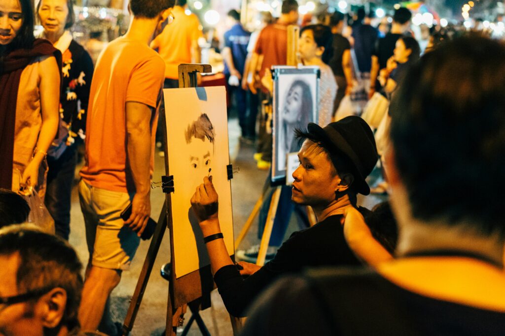 Al Night Bazar di Chiang Mai ci sono abili ritrattisti che vendono i loro disegni