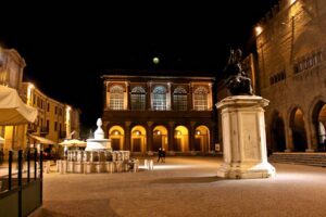 Notturno di piazza Cavour a Rimini