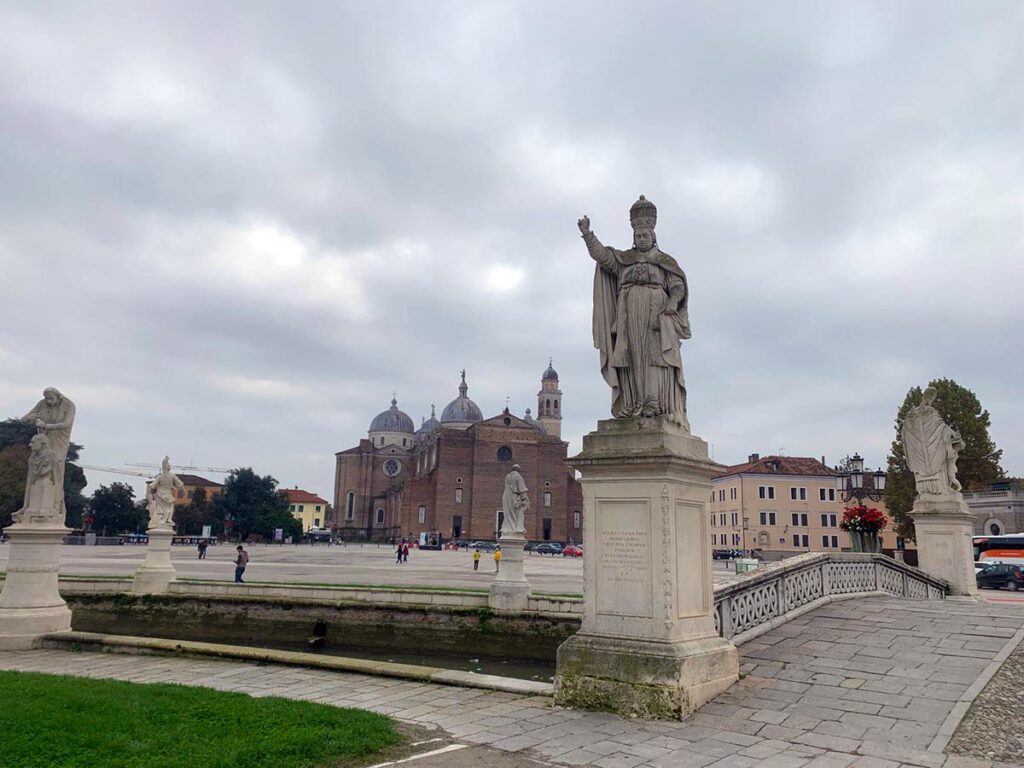 La nostra visita a Padova in un giorno comincia con il Prato della Valle e l'Abbazia di Santa Giustina