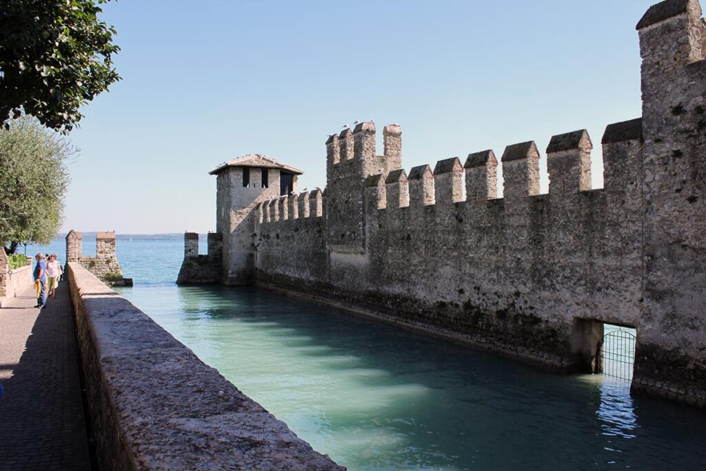 Mura merlata sulle acque del lago di Garda a Sirmione