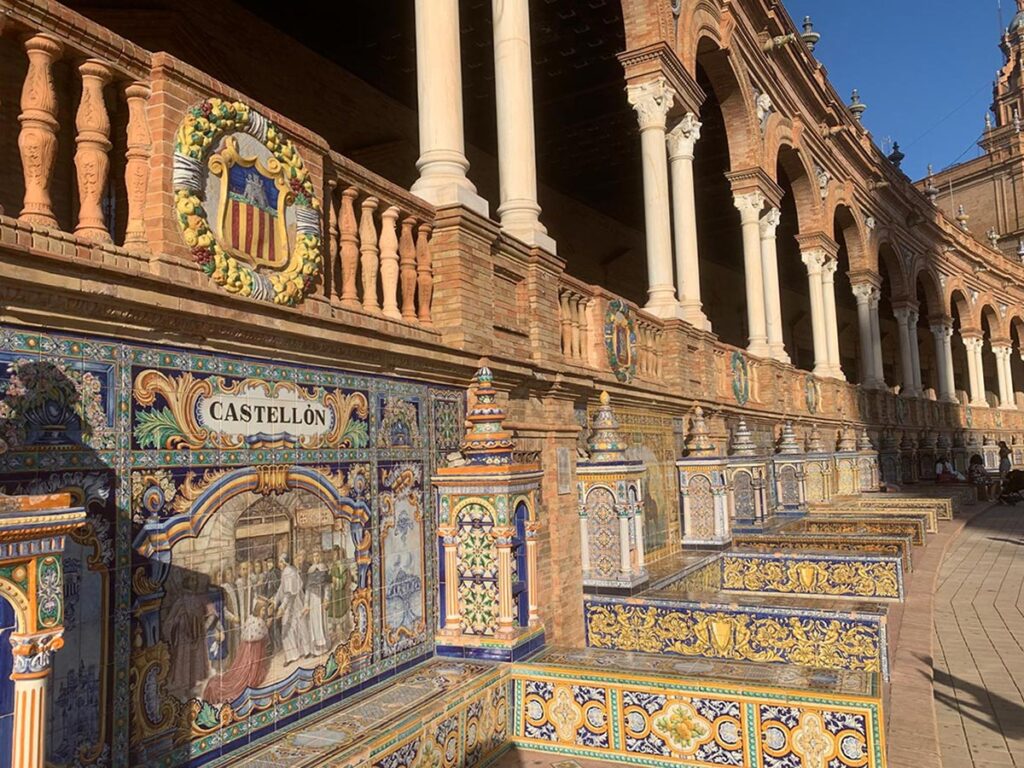 Mosaici a Plaza de España raffiguranti tutte le regioni della Spagna