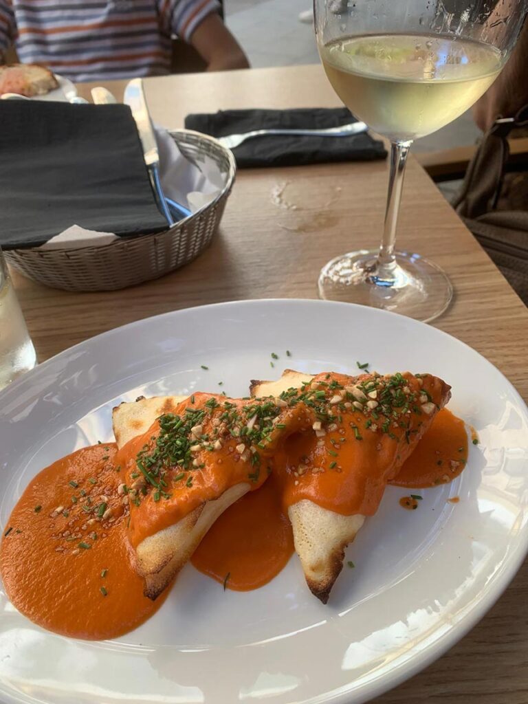 Tapas con un bicchiere di vino in un ristorante a Siviglia