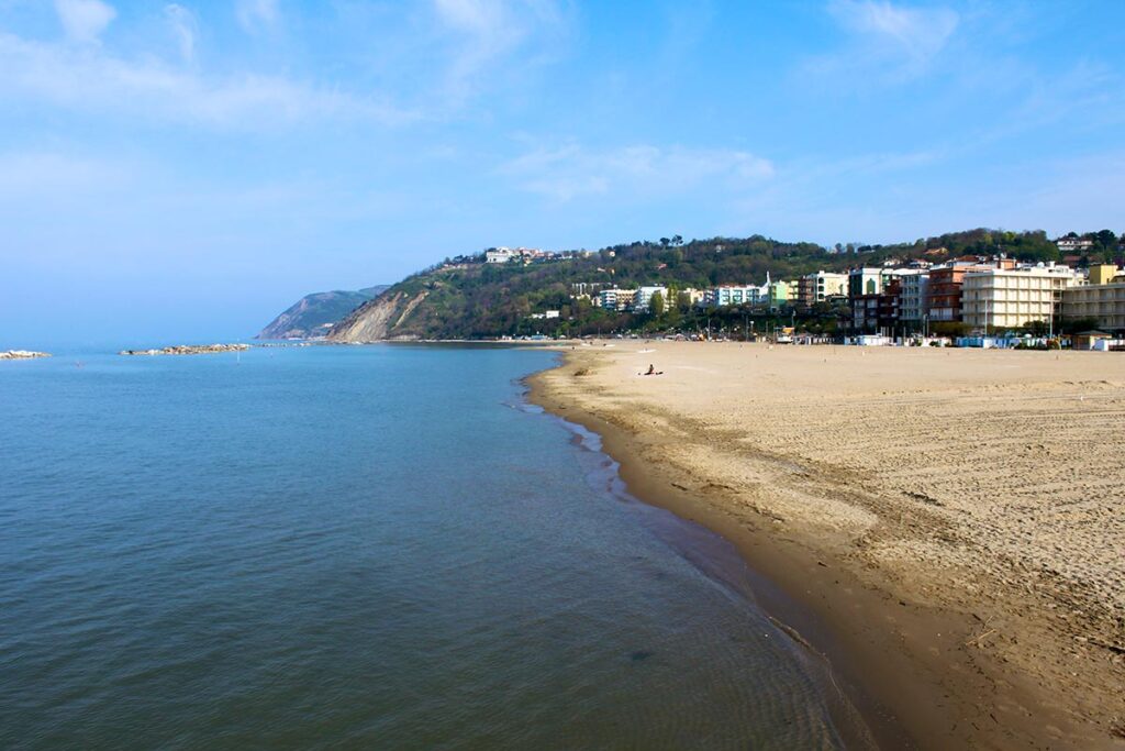 Una delle principali attrazioni a Gabicce Mare è la sua spiaggia