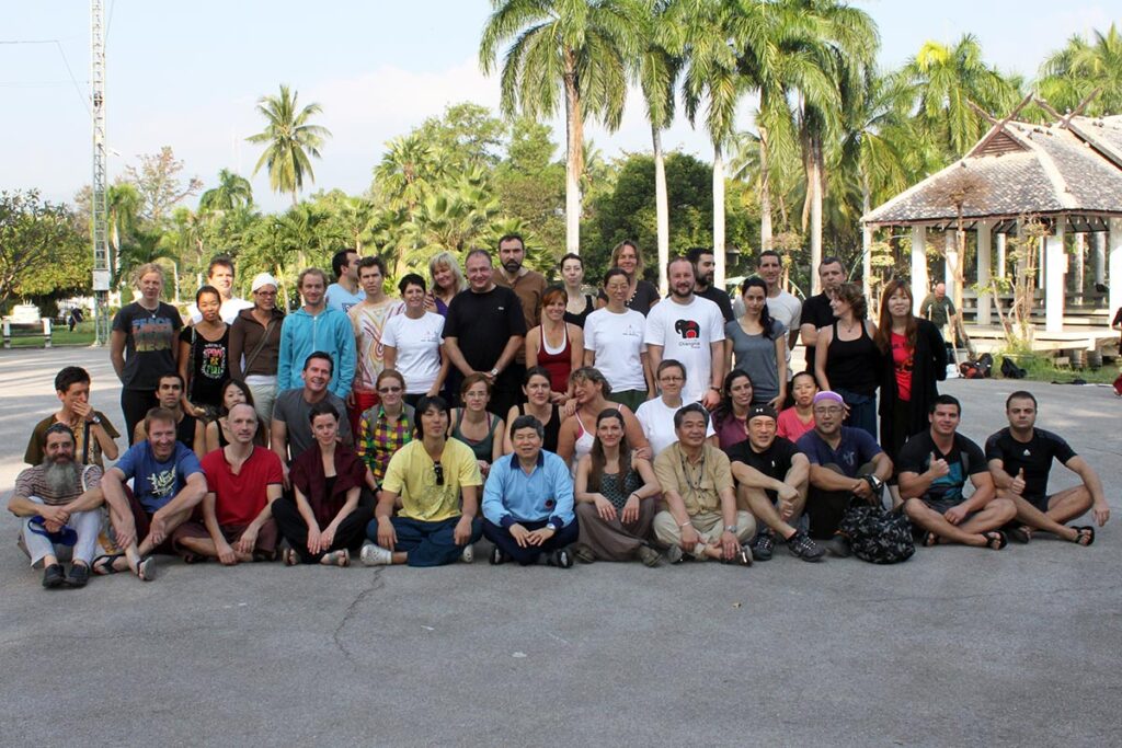 Gruppo eterogeneo di studenti alla scuola ITM di Chiang Mai