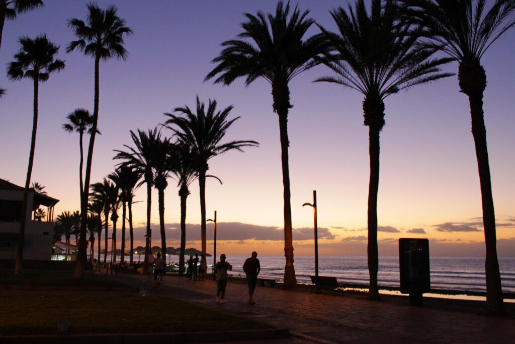 Viaggio a Tenerife: tramonto sul lungomare di Las Americas