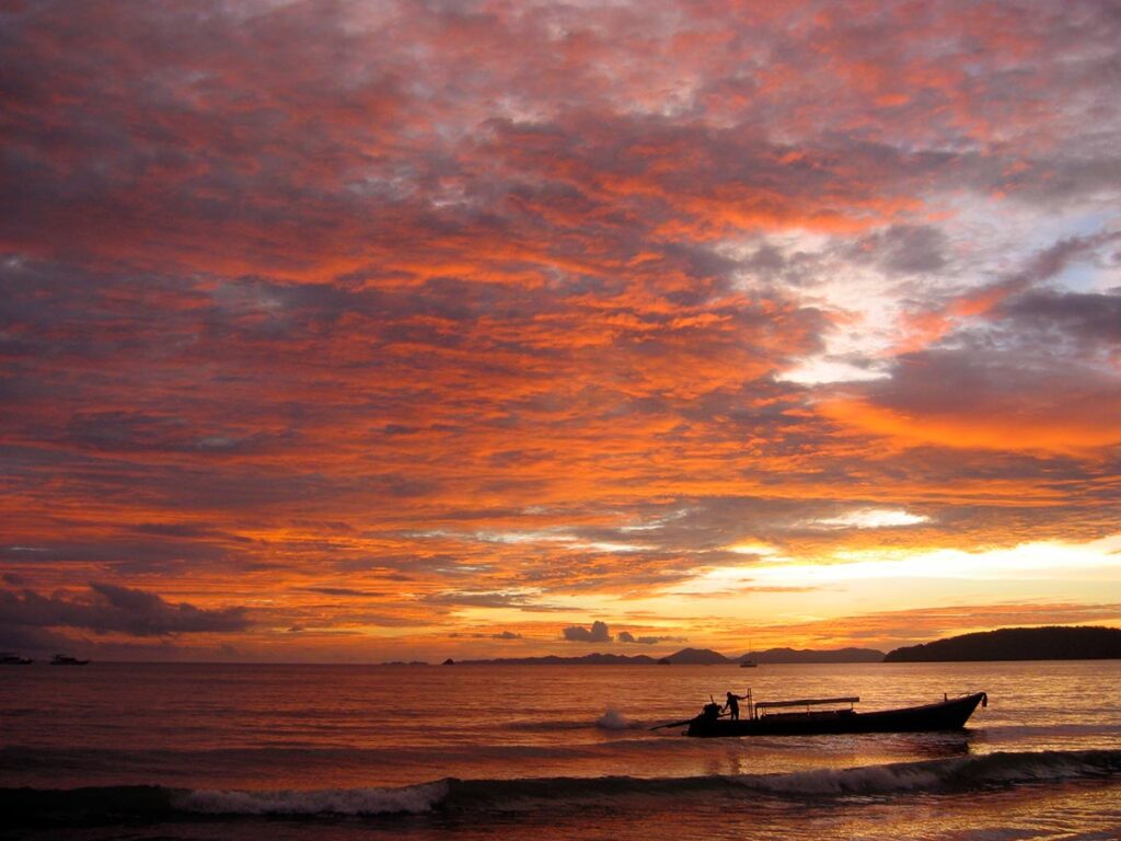 Incantevole tramonto ad Ao Nang, Krabi Thailandia.