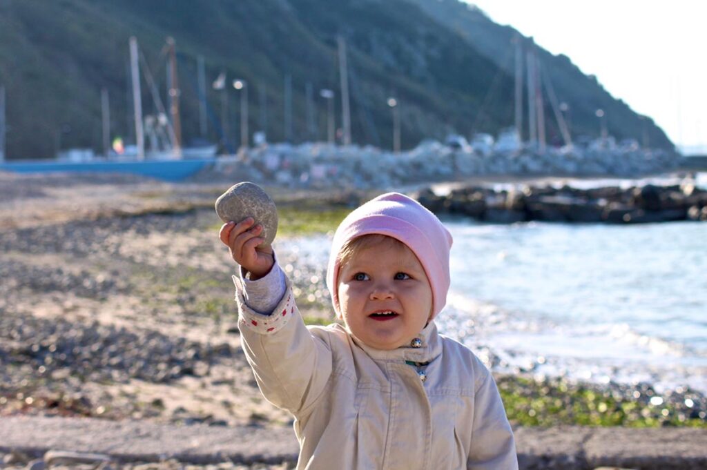 Località Vallugola, mia figlia con un sasso