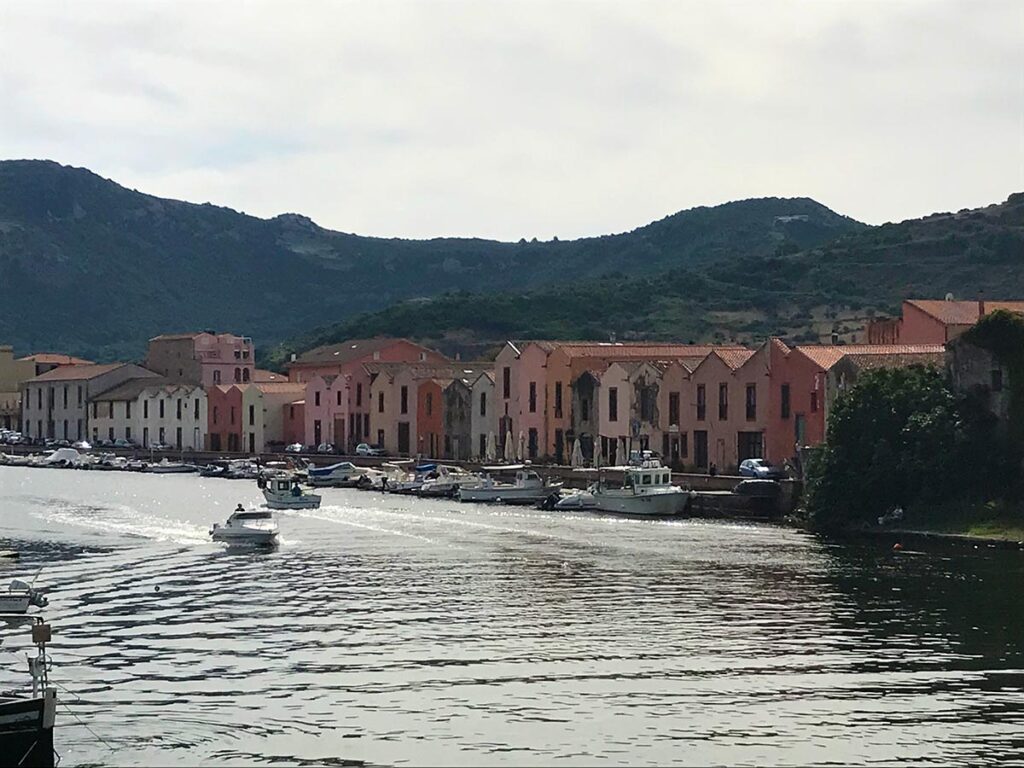 Caratteristiche case colorate sul fiume Temo a Bosa