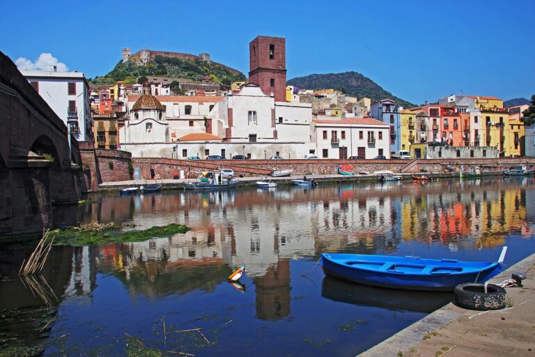 Bosa sul fiume Temo