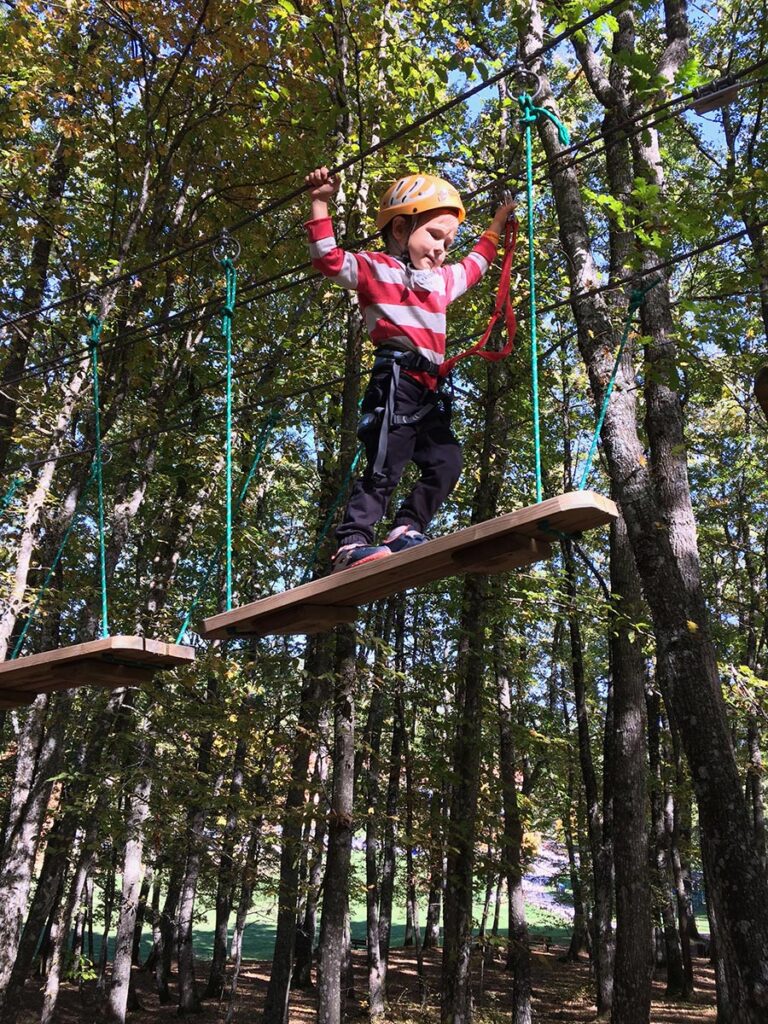 Percorso sugli alberi per bambini piccoli presso Carpegna Park