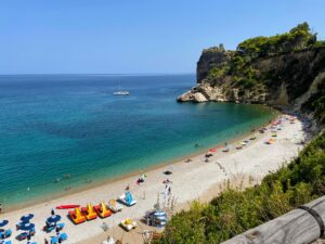 Vista della spiaggia di Guidaloca dall'alto