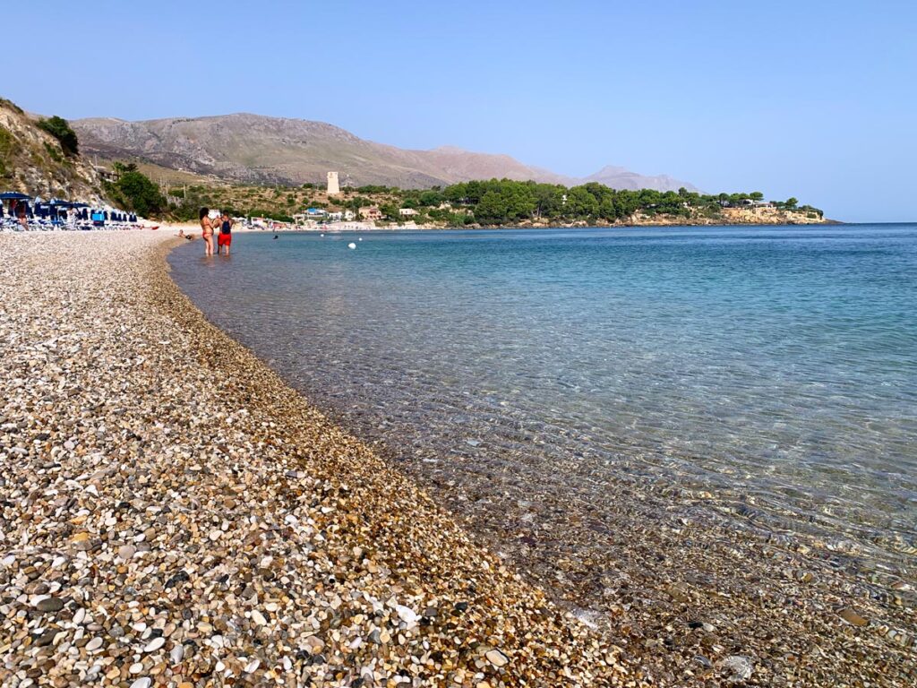 La Spiaggia di Guidaloca offre una straordinaria spiaggia di sassi