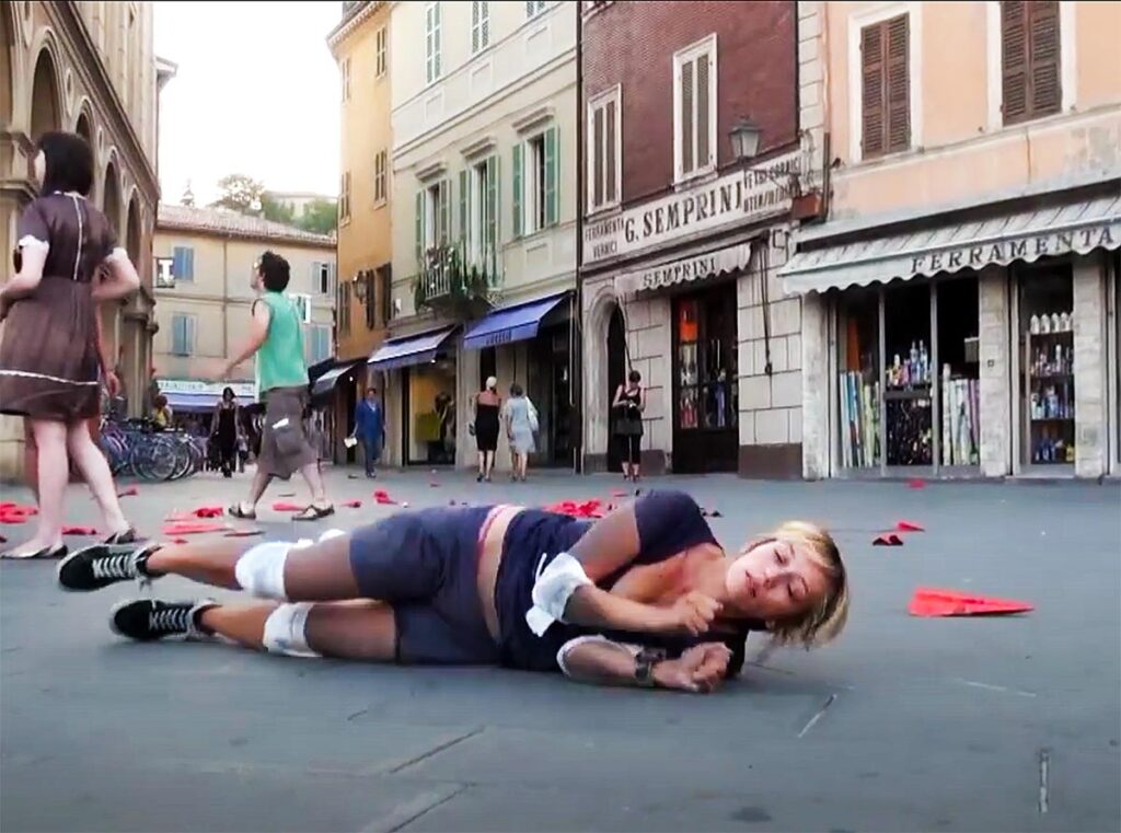 Performance durante il Festival Internazionale del Teatro in Piazza che si tiene nel mese di Luglio a Santarcangelo