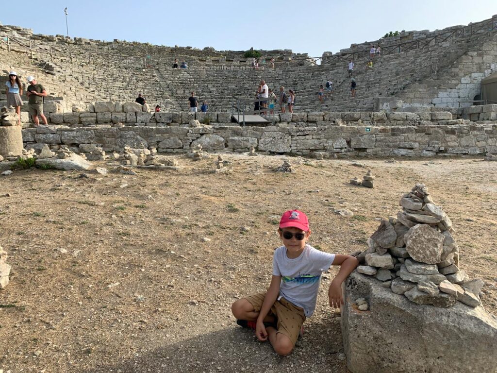 Zona in cui un tempo c'era l'edificio scenico del Teatro Antico di Segesta