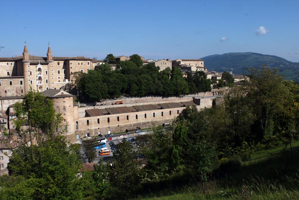 Urbino nel contesto della natura circostante